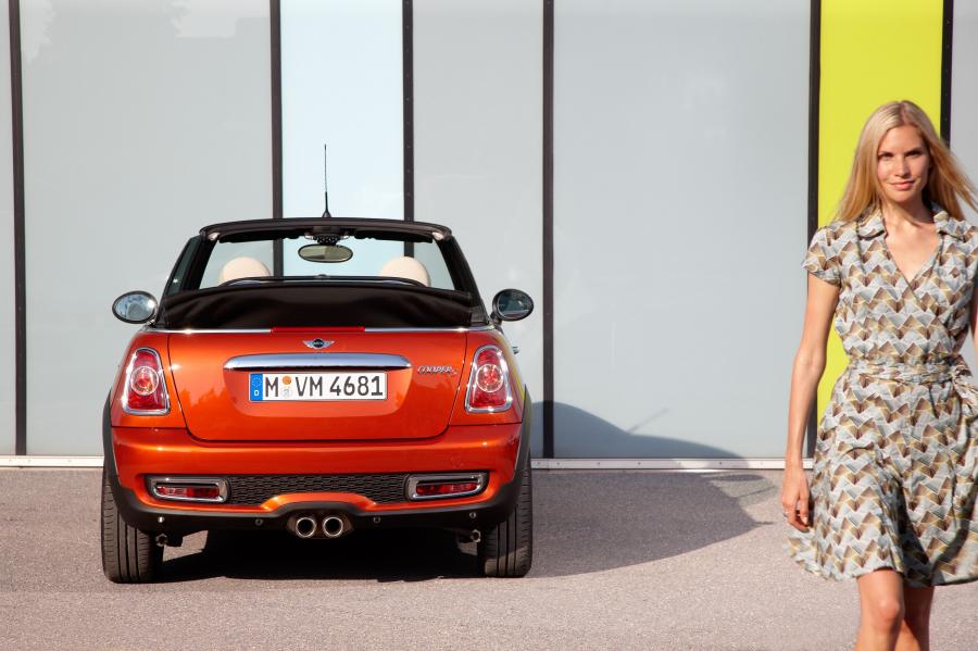  Mini Cooper S Cabrio 2011 года  (фото 12 из 19)